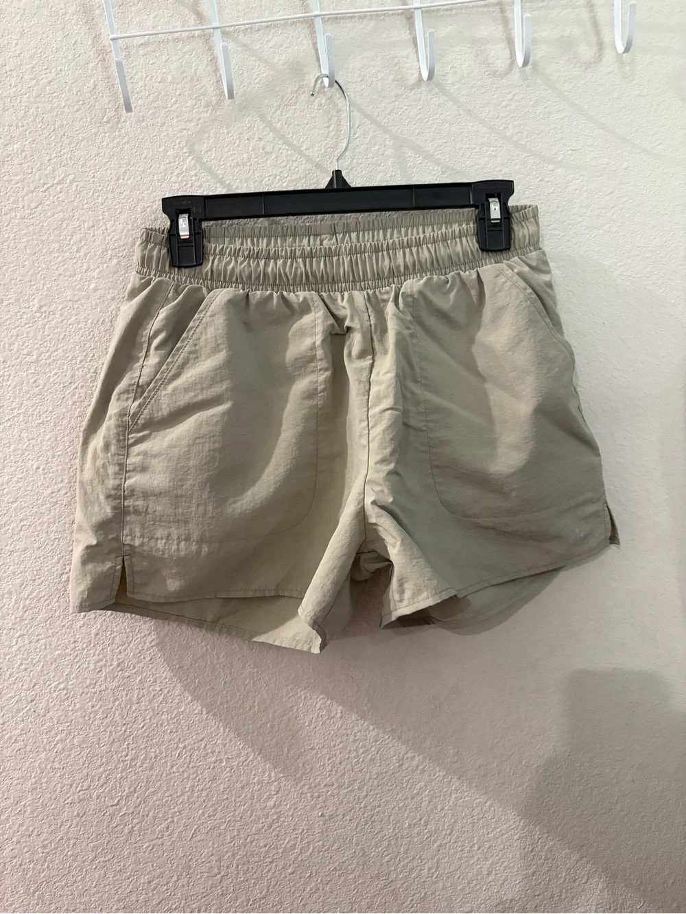 ALO Yoga Women's Athletic Shorts in Light Khaki